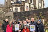 Im Wurzgarten, der sich in unmittelbarer Nähe zur barocken Jesuitenkirche befindet, fand in diesem Jahr die Verleihung des Westenergie Klimaschutzpreises statt. Mit dabei (v. l.): Fabian Wälter (Westenergie), Anne Happe („Büren ist bunt“), Carolin Schepers (Zweckverband „Bevorzugtes Erholungsgebiet Bad Wünnenberg/Büren“), Bürgermeister Burkhard Schwuchow, Imran Ahmed, Irene Blumenthal-Ahmed und Büsra Hancilar zusammen mit ihren Kindern Samih und Siam (alle „Büren ist bunt“). Außerdem (v. l.:): Sabrina Nsanzabandi, die ihren Mann Fiacre Nsanzabandi, einen der aktivsten Gärtner im Wurzgarten, vertritt, Anja Schwamborn (Jugendpflege Büren), Sascha Glaser (Klimaschutzmanager, Stadt Büren), Leah Grewe (Jugendpflege Büren), Peter Abels, Mevlüt Öskul und Hülya Kostuc (alle „Büren ist bunt“). Es fehlt: Jürgen Thiel (Dorfrat Ahden). Foto: Stadt Büren