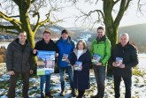 Präsentieren das neue Wandermagazin 2025 mit allen Wanderterminen im Bürener Land: Bürgermeister Burkhard Schwuchow, Berthold Ackfeld (Touristik-Gemeinschaft Bürener Land e. V.), Bernhard Funke (Hauptsponsor VerbundVolksbank OWL eG), Kerstin Salerno (Stadtmarketing Büren), Patrick Pelkmann (Hauptsponsor VerbundVolksbank OWL eG) und Rudolf Niedernhöfer (Vorsitzender SGV Büren). Foto: Stadt Büren