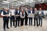 Offizielle Eröffnung mit Ehrengästen aus der Politik (von links): Yaman Muammer (Betriebsrat), Simon Krieter (Projektleiter), Gerhard Freitag (Geschäftsführung), Sabine Amsbeck-Dopheide (Bürgermeisterin Harsewinkel), Patrick Claas, Thomas Spiering (Mitglied der Konzernleitung, COO), Jan-Peter Bluhm (Produktionsleitung) und Raphael Tigges (Mitglied des nordrhein-westfälischen Landtags). © CLAAS Vorfertigungszentrum