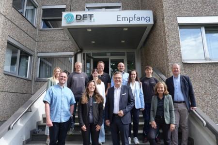 Tauschten sich über aktuelle Herausforderungen der Dualen Ausbildung aus (von links): Pia Karl, Teamleitung Personal, Dirk Bockelmann, Geschäftsführer, Jens Sieveke, Ausbildungsbeauftragter Elektrofertigung, Anja Viola Georgi, Jugend-Ausbildungsvertretung, Julia Reipke, Personalreferentin, Sebastian Plack-Lika, Ausbildungsbeauftragter Mechanische Fertigung, IHK-Präsident Jörn Wahl-Schwentker, Deniz Akman, Finanz- und Personalleiter, Beatrice Richert, Teamleitung Marketing,  Bennet Pauls, Auszubildender Mechatronik, IHK-Hauptgeschäftsführerin Petra Pigerl-Radtke und IHK-Pressesprecher Jörg Deibert. Foto: IHK