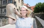 : Dr. Susanne Hilker zeigt eine Pestmaske, die in der Zeit der Weserrenaissance vor Krankheiten schützen sollte. Foto: Weserrenaissance-Museum Schloss Brake/Herrmann