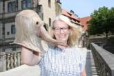 : Dr. Susanne Hilker zeigt eine Pestmaske, die in der Zeit der Weserrenaissance vor Krankheiten schützen sollte. Foto: Weserrenaissance-Museum Schloss Brake/Herrmann