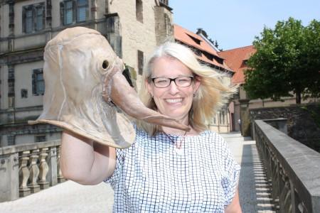 : Dr. Susanne Hilker zeigt eine Pestmaske, die in der Zeit der Weserrenaissance vor Krankheiten schützen sollte. Foto: Weserrenaissance-Museum Schloss Brake/Herrmann