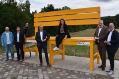 BU Höxter: Stefan Berg (Tourismus Stadt Höxter), Christian Thewes (Vereinigte Volksbank eG), Julia Handtke (Leitung Willkommensagentur GfW), Birger Kriwet (Vorstand vereinigte Volksbank eG), Madita Alberding (Huxarium Gartenpark Höxter gGmbH), Daniel Hartmann (Bürgermeister Stadt Höxter) und Michael Stolte (Geschäftsführung GfW) am Weserbalkon.