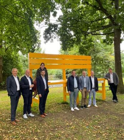 BU Borgentreich: Birger Kriwet (Vorstand Vereinigte Volksbank eG), Michael Stolte (Geschäftsführung GfW), Christian Thewes (Vereinigte Volksbank eG), Jens-Peter Cappell (Vereinigte Volksbank eG), Alexander Hake (Stadtrat Borgentreich), Frank Stamm (Vereinigte Volksbank eG) und Bürgermeister Nicolas Aisch an der neuen gelben Bank am Sportplatz ©Gesellschaft für Wirtschaftsförderung im Kreis Höxter mbH