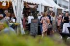 Besucher*innen genießen beim Gourmetmarkt auf dem Kolbeplatz kulinarische Spezialitäten und Live-Musik bei strahlendem Sommerwetter. Foto: Lena Descher