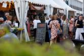 Besucher*innen genießen beim Gourmetmarkt auf dem Kolbeplatz kulinarische Spezialitäten und Live-Musik bei strahlendem Sommerwetter. Foto: Lena Descher