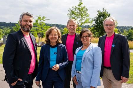 Gemeinsam Farbe bekennen für mehr Innovation (von links): Pedro Campos Silva, Petra Pigerl-Radtke, Prof. Dr. Reinhold Decker, Claudia Koch und Prof. Dr. Uwe Rössler setzen ein Zeichen für offenen Austausch zwischen Wissen-schaft, Stadt und Wirtschaft. Ihr farbenfroher Auftritt steht für den Anspruch des Festivals: Innovation braucht Sichtbarkeit und den Mut, neue Wege zu gehen. Foto: Lukas Stolle/ BRIC GmbH