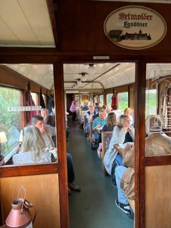 Auch im historischen Speisewagen der Landeseisenbahn wird am 30.08.2025 Bier ausgeschenkt. (© Golo Kahlert)