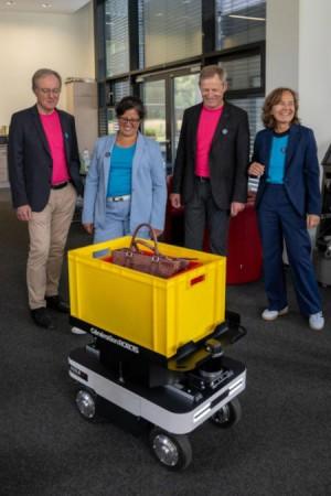 Forschende vom Center for Cognitive Interaction Technology (CITEC) der Universität Bielefeld präsentieren den Vertretern der Gesellschafter der BRIC GmbH – Prof. Dr. Uwe Rössler (von links), Claudia Koch, Prof. Dr. Reinhold Decker und Petra Pigerl-Radtke– ein Robotik-Exponat aus dem Projekt DiBaBi - 'Digitaler Bahnhof Minden'. Das interaktive System ist Teil der Walk-in-Ausstellung „Mobilität der Zukunft am Campus Bielefeld“ beim InnovationFestival am 17. September 2025. Foto: Lukas Stolle/ BRIC GmbH