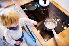 Mehr als zwei Drittel der Verbrühungsunfälle passieren Kleinkindern, die neugierig ihre Umgebung erforschen wollen. Die allermeisten Verbrühungsunfälle passieren in der Küche, beispielsweise mit Wasserkochern oder durch kochendes Wasser auf dem Herd und am Essplatz durch Heißgetränke. Foto: AOK/Colourbox/hfr.
