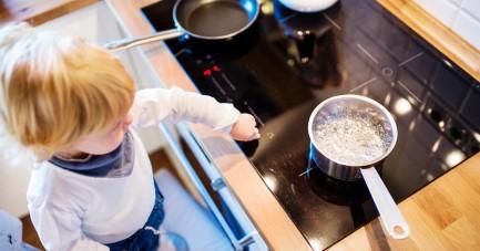 Mehr als zwei Drittel der Verbrühungsunfälle passieren Kleinkindern, die neugierig ihre Umgebung erforschen wollen. Die allermeisten Verbrühungsunfälle passieren in der Küche, beispielsweise mit Wasserkochern oder durch kochendes Wasser auf dem Herd und am Essplatz durch Heißgetränke. Foto: AOK/Colourbox/hfr.