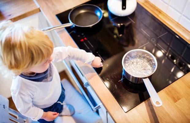 Mehr als zwei Drittel der Verbrühungsunfälle passieren Kleinkindern, die neugierig ihre Umgebung erforschen wollen. Die allermeisten Verbrühungsunfälle passieren in der Küche, beispielsweise mit Wasserkochern oder durch kochendes Wasser auf dem Herd und am Essplatz durch Heißgetränke. Foto: AOK/Colourbox/hfr.