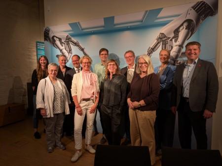 Gruppenfoto: An der neuen Sonderausstellung “A KInd of Art. Künstliche Intelligenz trifft (Weser-)Renaissance” haben viele kreative Köpfe mitgewirkt. Foto: Landesverband Lippe.