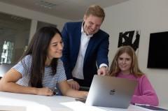 Auch Dekan Prof. Dr. Rainer Beurskens (Mitte) hat das Thema KI mit in die Lehre aufgenommen. Foto: Fachhochschule des Mittelstands