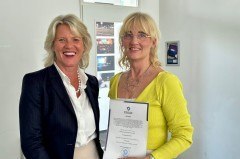 Prof. Dr. Anne Dreier, Rektorin der FHM (links) überreichte Prof. Beate Welp-Gerdes die Urkunde. Foto: Fachhochschule des Mittelstands)