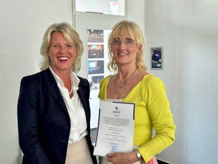 Prof. Dr. Anne Dreier, Rektorin der FHM (links) überreichte Prof. Beate Welp-Gerdes die Urkunde. Foto: Fachhochschule des Mittelstands)