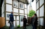 Foto: Als Nachtwächter nimmt Klaus Gottenströter Interessierte mit auf einen abendlichen Rundgang durch Gütersloh. © Matheus Fernandes