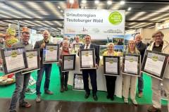 Foto (von links nach rechts): Freuen sich über die erneute Zertifizierung von Hermannsweg und Eggeweg: Ansgar Steinnökel, Markus Backes, Bärbel Brockmann, Herbert Kruel, Jan Wisomiersky, Landrat Dr. Axel Lehmann, Marion Weike, Linda Nasebandt-Schwarz, Jens Stock und Günter Weigel. © OWL GmbH/Teutoburger Wald Tourismus