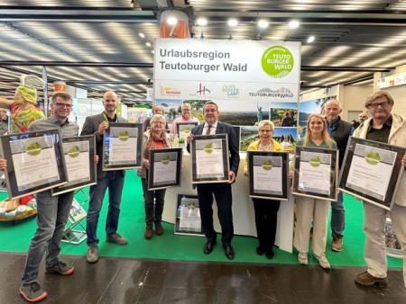 Foto (von links nach rechts): Freuen sich über die erneute Zertifizierung von Hermannsweg und Eggeweg: Ansgar Steinnökel, Markus Backes, Bärbel Brockmann, Herbert Kruel, Jan Wisomiersky, Landrat Dr. Axel Lehmann, Marion Weike, Linda Nasebandt-Schwarz, Jens Stock und Günter Weigel. © OWL GmbH/Teutoburger Wald Tourismus