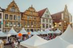 Auf dem Alten Markt im Herzen der Bielefelder Altstadt präsentieren die deutschen Weinanbaugebiete Mosel, Nahe, Rheinhessen, Württemberg, Ahrtal und Pfalz ihre Rebsorten. Foto: Bielefeld Marketing I Tim Fröhlich