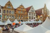 Auf dem Alten Markt im Herzen der Bielefelder Altstadt präsentieren die deutschen Weinanbaugebiete Mosel, Nahe, Rheinhessen, Württemberg, Ahrtal und Pfalz ihre Rebsorten. Foto: Bielefeld Marketing I Tim Fröhlich