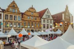 Auf dem Alten Markt im Herzen der Bielefelder Altstadt präsentieren die deutschen Weinanbaugebiete Mosel, Nahe, Rheinhessen, Württemberg, Ahrtal und Pfalz ihre Rebsorten. Foto: Bielefeld Marketing I Tim Fröhlich