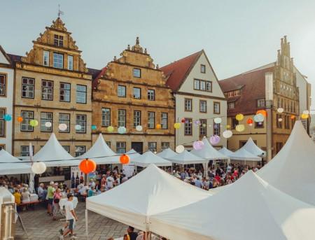 Auf dem Alten Markt im Herzen der Bielefelder Altstadt präsentieren die deutschen Weinanbaugebiete Mosel, Nahe, Rheinhessen, Württemberg, Ahrtal und Pfalz ihre Rebsorten. Foto: Bielefeld Marketing I Tim Fröhlich