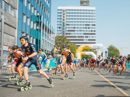 Der Kesselbrink ist Start- und Zielpunkt für die Wettkämpfe. Außerdem können Familien den ganzen Sonntag ein buntes Programm erleben. Foto: Bielefeld Marketing I Tim Fröhlich