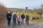Bürgermeister Daniel Hartmann, Geschäftsführer Bernd Schackers, Baudezernentin Julia Gogrewe, Klaus Leifels vom UIH Planungsbüro sowie Mobilitätsbeauftragte Karolin Bludau bei der offiziellen Freigabe des neuen Radwegs entlang der Kleingartenanlage Papenwinkel. Bildquelle: Stadt Höxter