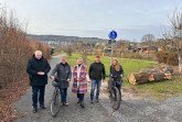 Bürgermeister Daniel Hartmann, Geschäftsführer Bernd Schackers, Baudezernentin Julia Gogrewe, Klaus Leifels vom UIH Planungsbüro sowie Mobilitätsbeauftragte Karolin Bludau bei der offiziellen Freigabe des neuen Radwegs entlang der Kleingartenanlage Papenwinkel. Bildquelle: Stadt Höxter