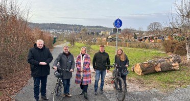 Bürgermeister Daniel Hartmann, Geschäftsführer Bernd Schackers, Baudezernentin Julia Gogrewe, Klaus Leifels vom UIH Planungsbüro sowie Mobilitätsbeauftragte Karolin Bludau bei der offiziellen Freigabe des neuen Radwegs entlang der Kleingartenanlage Papenwinkel. Bildquelle: Stadt Höxter