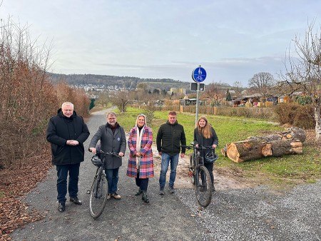 Bürgermeister Daniel Hartmann, Geschäftsführer Bernd Schackers, Baudezernentin Julia Gogrewe, Klaus Leifels vom UIH Planungsbüro sowie Mobilitätsbeauftragte Karolin Bludau bei der offiziellen Freigabe des neuen Radwegs entlang der Kleingartenanlage Papenwinkel. Bildquelle: Stadt Höxter