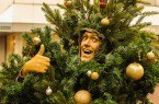 Foto: Mit weihnachtlichen Walk Acts wie dem lebendigen Tannenbaum sorgt die ISG Mittlere Berliner Straße für Hingucker beim Weihnachtsshopping. © Wiesel Events
