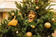 Foto: Mit weihnachtlichen Walk Acts wie dem lebendigen Tannenbaum sorgt die ISG Mittlere Berliner Straße für Hingucker beim Weihnachtsshopping. © Wiesel Events