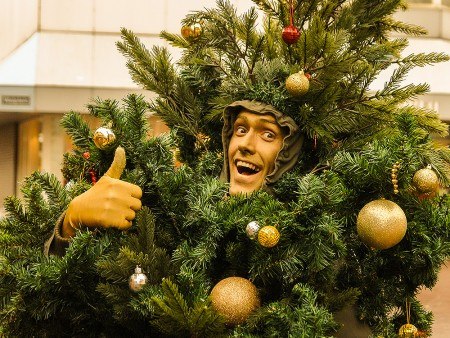 Foto: Mit weihnachtlichen Walk Acts wie dem lebendigen Tannenbaum sorgt die ISG Mittlere Berliner Straße für Hingucker beim Weihnachtsshopping. © Wiesel Events