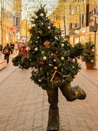 Foto: Mit weihnachtlichen Walk Acts wie dem lebendigen Tannenbaum sorgt die ISG Mittlere Berliner Straße für Hingucker beim Weihnachtsshopping. © Wiesel Events