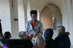 Gespenstersuche: Dora Dämmerlich - verkörpert von Schauspielerin Bianka Lammert (Kinder- und Jugendtheater Dortmund) - nimmt Familien mit Kindern von fünf bis zehn Jahren mit durch die Dalheimer Klausur. Foto: LWL/Alexandra Buterus