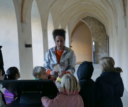 Gespenstersuche: Dora Dämmerlich - verkörpert von Schauspielerin Bianka Lammert (Kinder- und Jugendtheater Dortmund) - nimmt Familien mit Kindern von fünf bis zehn Jahren mit durch die Dalheimer Klausur. Foto: LWL/Alexandra Buterus