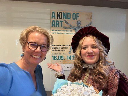 Museumsleiterin Silvia Herrmann und Auszubildende Natascha Derksen © Weserrenaissance-Museum Schloss Brake