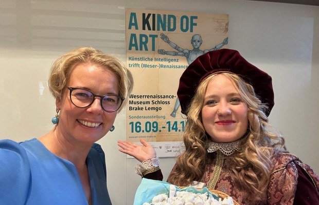 Museumsleiterin Silvia Herrmann und Auszubildende Natascha Derksen © Weserrenaissance-Museum Schloss Brake