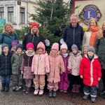 Weihnachtsbaumschmückaktion © Martin Hingsen Auf dem Foto (v. l.): Erzieherinnen der Kita Arche Noah mit Kindern, Dirk Knollmann (Lions Club), Beate Krämer (Geschäftsführerin der Staatsbad Bad Oeynhausen GmbH), Kristina Quest (Organisatorin des Weihnachtsmarktes, Staatsbad Bad Oeynhausen GmbH)
