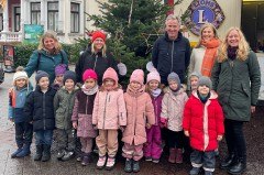 Weihnachtsbaumschmückaktion © Martin Hingsen Auf dem Foto (v. l.): Erzieherinnen der Kita Arche Noah mit Kindern, Dirk Knollmann (Lions Club), Beate Krämer (Geschäftsführerin der Staatsbad Bad Oeynhausen GmbH), Kristina Quest (Organisatorin des Weihnachtsmarktes, Staatsbad Bad Oeynhausen GmbH)