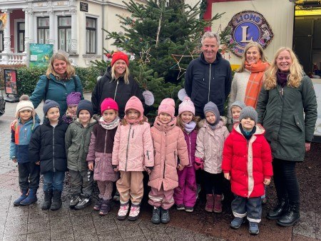 Weihnachtsbaumschmückaktion © Martin Hingsen Auf dem Foto (v. l.): Erzieherinnen der Kita Arche Noah mit Kindern, Dirk Knollmann (Lions Club), Beate Krämer (Geschäftsführerin der Staatsbad Bad Oeynhausen GmbH), Kristina Quest (Organisatorin des Weihnachtsmarktes, Staatsbad Bad Oeynhausen GmbH)
