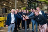 Vertreter der Politik, der Familie Claas, der Geschäftsführung und die Projektverantwortlichen nehmen das neue Logistikzentrum in Betrieb © CLAAS Gruppe