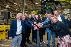 Vertreter der Politik, der Familie Claas, der Geschäftsführung und die Projektverantwortlichen nehmen das neue Logistikzentrum in Betrieb © CLAAS Gruppe