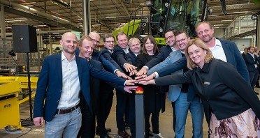 Vertreter der Politik, der Familie Claas, der Geschäftsführung und die Projektverantwortlichen nehmen das neue Logistikzentrum in Betrieb © CLAAS Gruppe