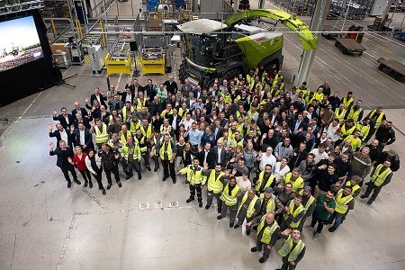 Das gesamte Team mit allen Verantwortlichen und Mitarbeitern weiht das neue Logistikzentrum ein. © Claas Gruppe