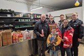Weihnachtsaktion für bedürftige Menschen der Region: (V. li.) Tafel-Chef Dr. Dr. Ralf Faber mit den Johannitern Rainer Steinmeier, Patrik Benzler, Wolfgang Grüneberg und Corinna Weschky (vorne) mit Henry. © Johanniter Lippe-Höxter