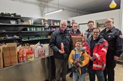 Weihnachtsaktion für bedürftige Menschen der Region: (V. li.) Tafel-Chef Dr. Dr. Ralf Faber mit den Johannitern Rainer Steinmeier, Patrik Benzler, Wolfgang Grüneberg und Corinna Weschky (vorne) mit Henry. © Johanniter Lippe-Höxter